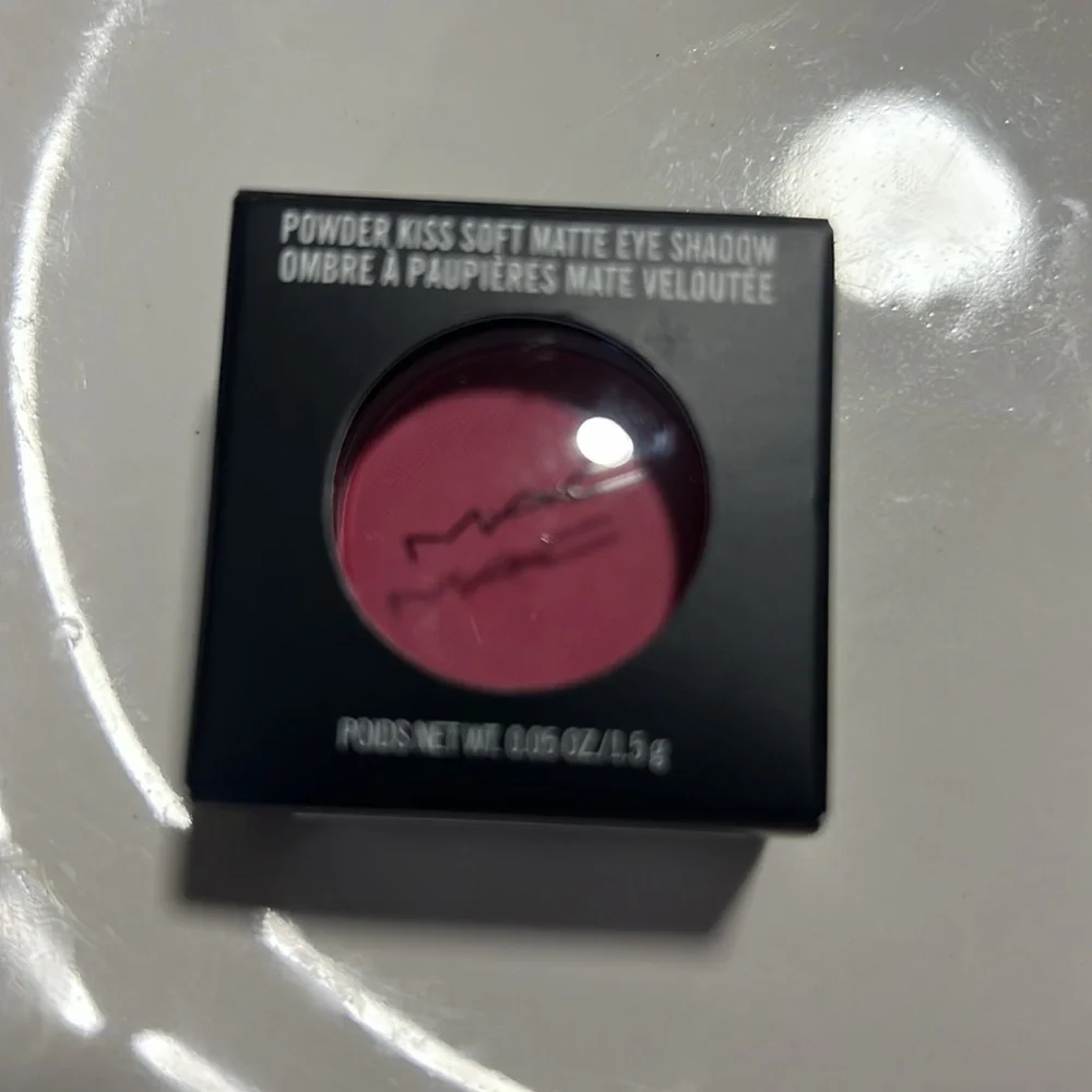 💕🌙Mac Fall In Love Powder Kiss Eyeshadow